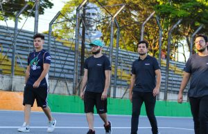 Lucas Freitas com engenheiros da RMatheis Motorsport da Stock Car durante track walk em Interlagos | foto: Humberto da Silva